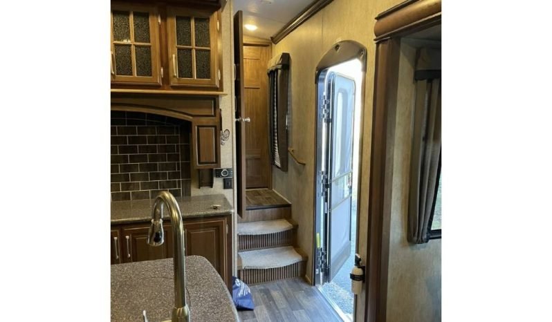 
								2015 Keystone Montana 3790 RD Motorhome full									