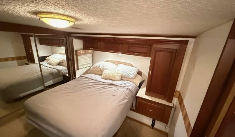 
								2003 Winnebago Journey 39W full									