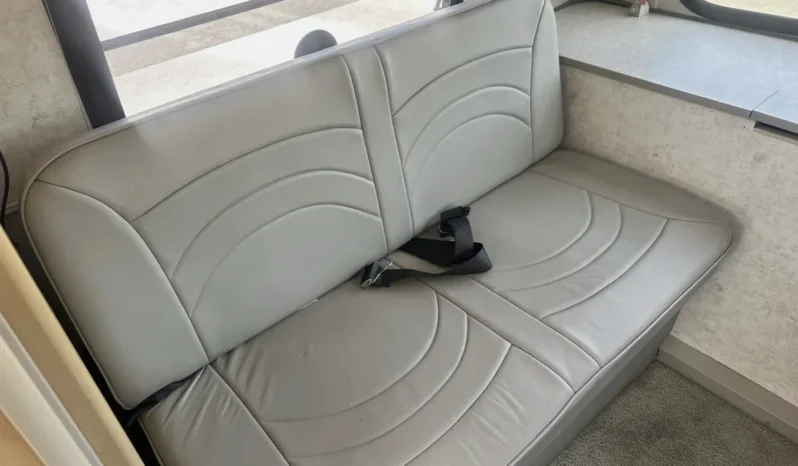 
								2004 Winnebago Rialta Rv Class B full									