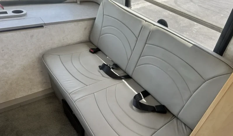 
								2004 Winnebago Rialta Rv Class B full									