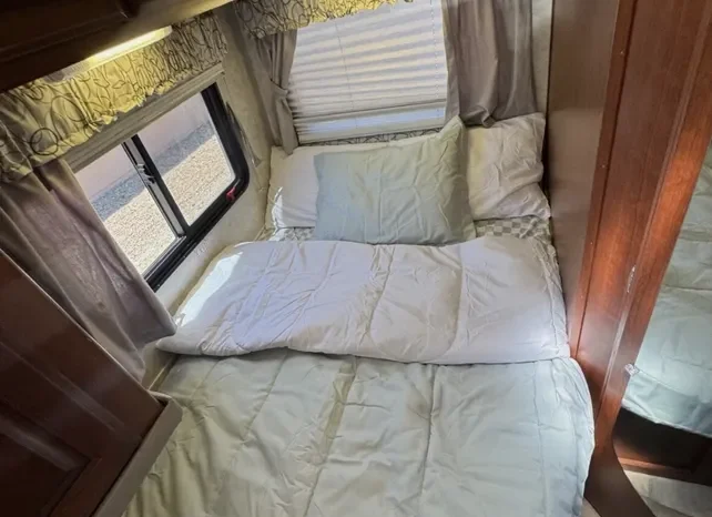 
								2008 Phoenix cruiser 2350 full									