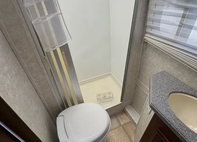 
								2008 Phoenix cruiser 2350 full									